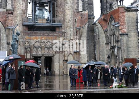 (De gauche à droite) le maire de Hambourg, Peter Tschentscher, la reine Consort, le roi Charles III, Elke Buedenbender et le président allemand Frank-Walter Steinmeier lors d'une cérémonie de pose de couronne, symbolisant la réconciliation et l'amitié germano-britannique, à St. Église commémorative Nikolai, Hambourg, le dernier jour de leur visite d'État en Allemagne. L'église a été détruite en juillet 1943 lors de la mission de la deuxième Guerre mondiale, opération Gomorrhe, lorsque les forces alliées ont mené des raids de bombardement sur la ville de Hambourg. Date de la photo: Vendredi 31 mars 2023. Banque D'Images