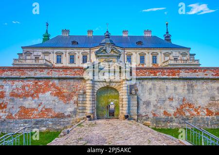 La porte principale et les murs du château de Pidhirtsi, Ukraine Banque D'Images