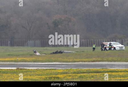 Pula, Croatie, sur 31 mars 2023. Un petit avion privé portant le numéro d'enregistrement allemand s'est écrasé à l'aéroport de Pula pendant le décollage, à Pula, en Croatie, sur 31 mars 2023. Deux personnes sont mortes dans l'accident. Photo: Srecko Niketic/PIXSELL Banque D'Images