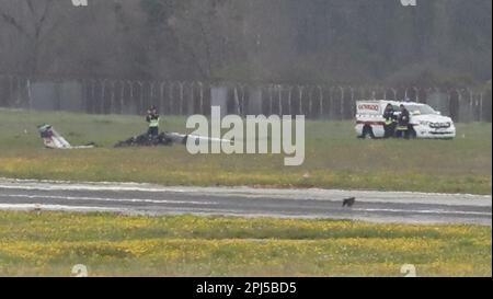 Pula, Croatie, sur 31 mars 2023. Un petit avion privé portant le numéro d'enregistrement allemand s'est écrasé à l'aéroport de Pula pendant le décollage, à Pula, en Croatie, sur 31 mars 2023. Deux personnes sont mortes dans l'accident. Photo: Srecko Niketic/PIXSELL Banque D'Images