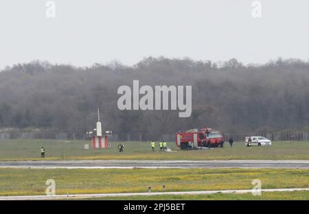 Pula, Croatie, sur 31 mars 2023. Un petit avion privé portant le numéro d'enregistrement allemand s'est écrasé à l'aéroport de Pula pendant le décollage, à Pula, en Croatie, sur 31 mars 2023. Deux personnes sont mortes dans l'accident. Photo: Srecko Niketic/PIXSELL Banque D'Images