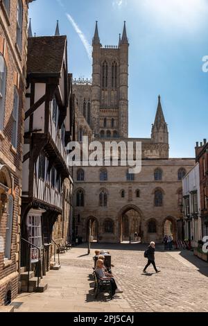 Cathédrale de Lincoln et porte de l'Échiquier, avec Leigh Pemberton House sur la gauche. Angleterre, Royaume-Uni Banque D'Images