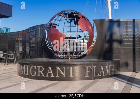 Irlande, Comté de Wexford, New Ross, la flamme émigrée à côté du bateau de la famine de Dunbrody, la flamme émigrée brûle perpétuellement comme une flamme permanente Banque D'Images