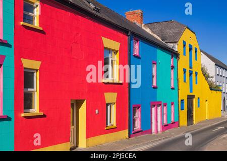 Irlande, Comté de Wexford, New Ross, rangée de maisons peintes en couleurs. Banque D'Images