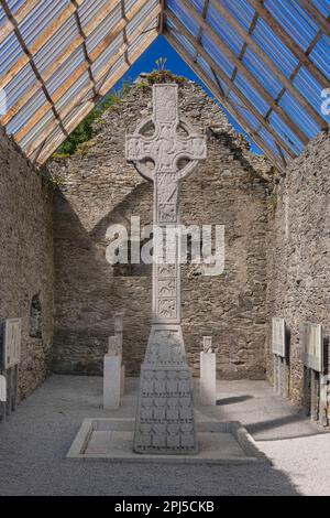 Irlande, Comté de Kildare, Moone High Cross datant du 8th siècle mais qui a été enterré et non découvert jusqu'en 1835 avant d'être restauré. Banque D'Images