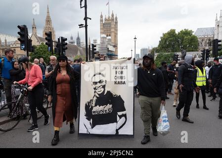 Les placards exigent « justice pour Chris Kaba » lors d'une marche vers New Scotland Yard pour l'homme noir non armé de 24 ans abattu par la police le 5 septembre 2022. Banque D'Images