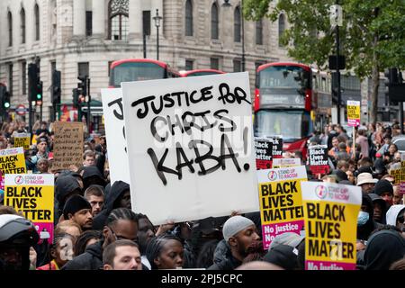 Les placards exigent « justice pour Chris Kaba » lors d'une marche vers New Scotland Yard pour l'homme noir non armé de 24 ans abattu par la police le 5 septembre 2022. Banque D'Images