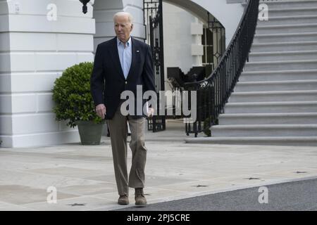 Washington, États-Unis. 31st mars 2023. Le président des États-Unis Joe Biden se rend chez les journalistes alors qu'il quitte la Maison Blanche à Washington, DC, pour visiter des parties endommagées par la tornade du Mississippi, sur 31 mars 2023. Photo de Chris Kleponis/UPI crédit: UPI/Alay Live News Banque D'Images