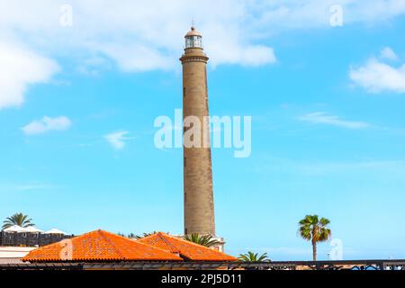 Phare de Maspalomas à Gran Canaria . Grand phare en maçonnerie contre ciel bleu Banque D'Images