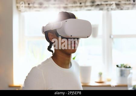 Jeune fille portant un casque de réalité virtuelle Banque D'Images