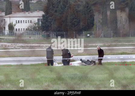 Un petit avion privé portant le numéro d'enregistrement allemand s'est écrasé à l'aéroport de Pula pendant le décollage, à Pula, en Croatie, sur 31 mars 2023. Deux personnes sont mortes dans l'accident. Photo: Srecko Niketic/PIXSELL Banque D'Images