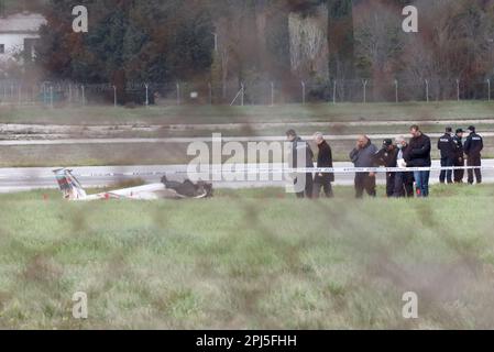 Un petit avion privé portant le numéro d'enregistrement allemand s'est écrasé à l'aéroport de Pula pendant le décollage, à Pula, en Croatie, sur 31 mars 2023. Deux personnes sont mortes dans l'accident. Photo: Srecko Niketic/PIXSELL Banque D'Images