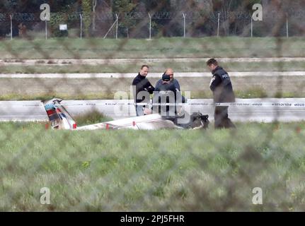 Un petit avion privé portant le numéro d'enregistrement allemand s'est écrasé à l'aéroport de Pula pendant le décollage, à Pula, en Croatie, sur 31 mars 2023. Deux personnes sont mortes dans l'accident. Photo: Srecko Niketic/PIXSELL Banque D'Images