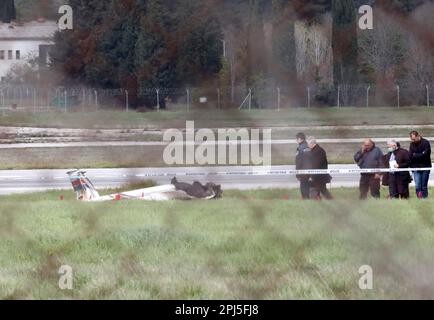 Un petit avion privé portant le numéro d'enregistrement allemand s'est écrasé à l'aéroport de Pula pendant le décollage, à Pula, en Croatie, sur 31 mars 2023. Deux personnes sont mortes dans l'accident. Photo: Srecko Niketic/PIXSELL Banque D'Images