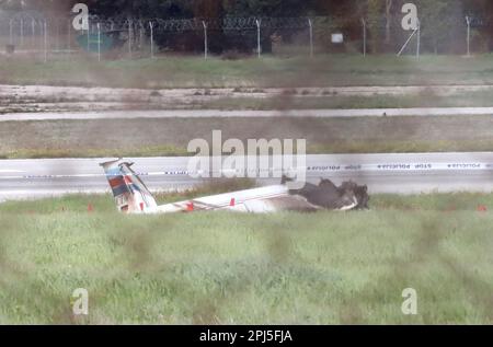 Un petit avion privé portant le numéro d'enregistrement allemand s'est écrasé à l'aéroport de Pula pendant le décollage, à Pula, en Croatie, sur 31 mars 2023. Deux personnes sont mortes dans l'accident. Photo: Srecko Niketic/PIXSELL Banque D'Images