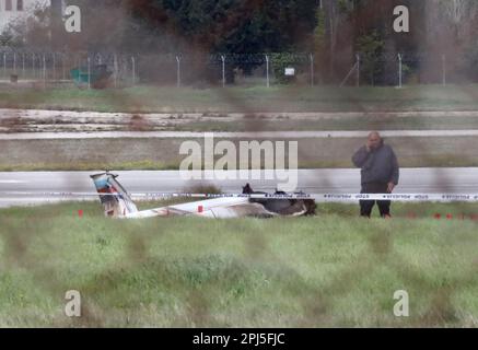 Un petit avion privé portant le numéro d'enregistrement allemand s'est écrasé à l'aéroport de Pula pendant le décollage, à Pula, en Croatie, sur 31 mars 2023. Deux personnes sont mortes dans l'accident. Photo: Srecko Niketic/PIXSELL Banque D'Images