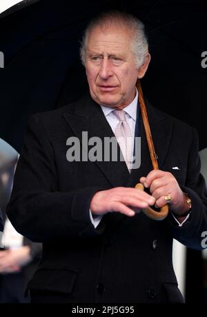 Le roi Charles III tient un parapluie, lors d'une visite au port de Hambourg pour en apprendre plus sur son adoption des technologies vertes le dernier jour de la visite d'État du roi et de la reine en Allemagne. Date de la photo: Vendredi 31 mars 2023. Banque D'Images