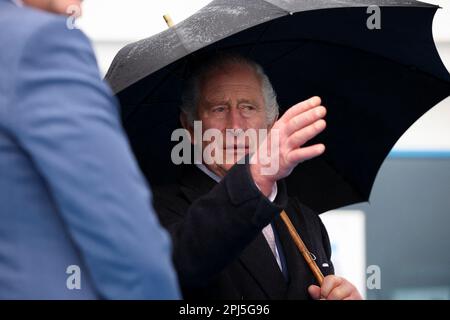 Le roi Charles III tient un parapluie, lors d'une visite au port de Hambourg pour en apprendre plus sur son adoption des technologies vertes le dernier jour de la visite d'État du roi et de la reine en Allemagne. Date de la photo: Vendredi 31 mars 2023. Banque D'Images