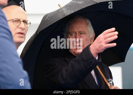 Le roi Charles III tient un parapluie, lors d'une visite au port de Hambourg pour en apprendre plus sur son adoption des technologies vertes le dernier jour de la visite d'État du roi et de la reine en Allemagne. Date de la photo: Vendredi 31 mars 2023. Banque D'Images