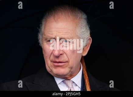 Le roi Charles III tient un parapluie, lors d'une visite au port de Hambourg pour en apprendre plus sur son adoption des technologies vertes le dernier jour de la visite d'État du roi et de la reine en Allemagne. Date de la photo: Vendredi 31 mars 2023. Banque D'Images