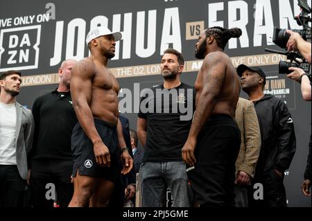 Eddie Hearn, promoteur de boxe, se trouve au centre, au moment où Anthony Joshua et Jermaine Franklin affrontent lors de leur intervention au Westfield Shepherd’s Bush à Londres Banque D'Images