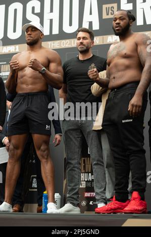 Eddie Hearn, promoteur de boxe, se trouve au centre, au moment où Anthony Joshua et Jermaine Franklin affrontent lors de leur intervention au Westfield Shepherd’s Bush à Londres Banque D'Images