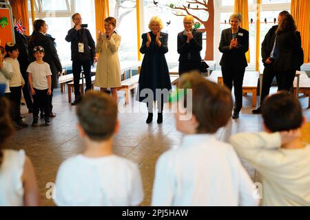 La reine Consort part après sa visite à l'école Rudolf Ross Grundschule, Hambourg, pour entendre parler des méthodes immersives d'apprentissage des langues que l'école offre à ses élèves, le dernier jour de la visite d'État du roi et de la reine en Allemagne. Date de la photo: Vendredi 31 mars 2023. Banque D'Images