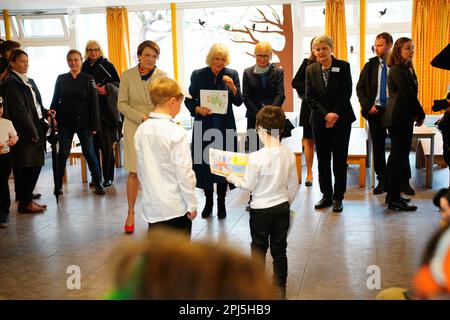 La reine Consort reçoit des dessins d'enfants lors de son départ après sa visite à l'école Rudolf Ross Grundschule, à Hambourg, pour entendre parler des méthodes immersives d'apprentissage des langues que l'école offre à ses élèves, le dernier jour de la visite d'État du Roi et de la Reine en Allemagne. Date de la photo: Vendredi 31 mars 2023. Banque D'Images