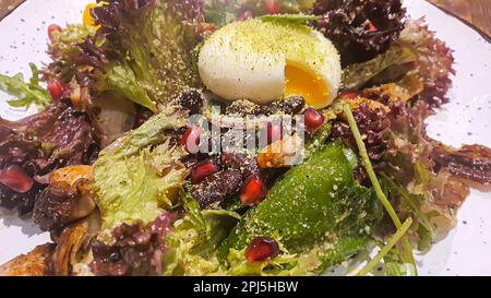 Salade de légumes frais. Laitue, œuf poché, tomates, oignons verts et piments. Sauce. copier l'espace Banque D'Images