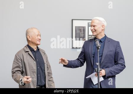 Berlin, Allemagne. 31st mars 2023. Klaus Biesenbach (r), Directeur, Neue Nationalgalerie, se trouve à côté de l'artiste américain né à Taïwan Tehching Hsieh dans l'exposition « One Year Performance 1980-1981 (Time Clock Piece) » à Neue Nationalgalerie. L'exposition sera visible de 01 avril 2023 à 30 juillet 2023. Les 8627 autoportraits créés avec la première exposition de Hsieh en Allemagne. Credit: Julius-Christian Schreiner/dpa/Alay Live News Banque D'Images