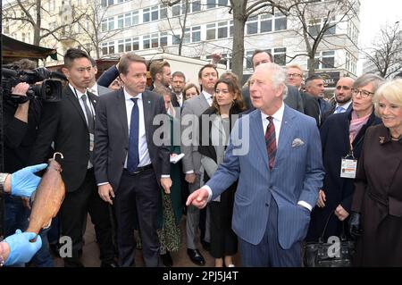 Berlin, Allemagne. 30th mars 2023. König Charles III Und Königin-Gemahlin Camilla beim Besuch des Wochenmarktes am Wittenbergplatz anlässlich des Staatsbesuchs von König Charles III Und Königin-Gemahlin Camilla. Berlin, 30.03.2023 crédit: Geisler-Fotopress GmbH/Alay Live News Banque D'Images