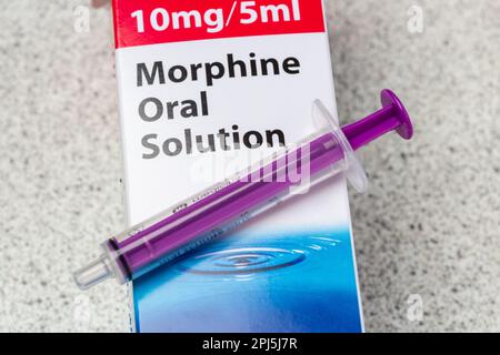 Un gros plan d'une boîte de solution orale de morphine avec une seringue orale Banque D'Images