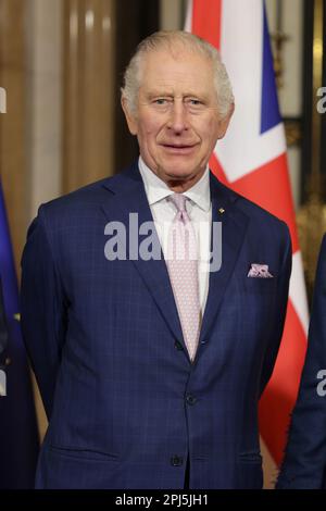 Le roi Charles III pose une photo lors d'une visite à l'hôtel de ville de Hambourg (Rathaus), le siège du gouvernement de Hambourg, le dernier jour de leur visite d'État en Allemagne. Date de la photo: Vendredi 31 mars 2023. Banque D'Images