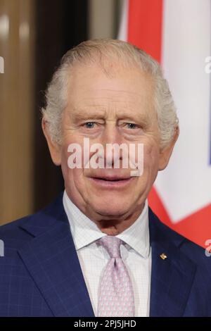 Le roi Charles III pose une photo lors d'une visite à l'hôtel de ville de Hambourg (Rathaus), le siège du gouvernement de Hambourg, le dernier jour de leur visite d'État en Allemagne. Date de la photo: Vendredi 31 mars 2023. Banque D'Images