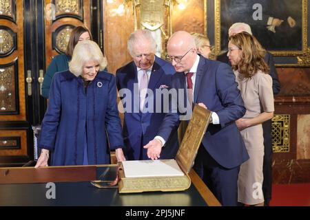 Le premier maire de Hambourg, le Dr Peter Tschentscher, montre le roi Charles III et la reine Consort le Livre d'or dans le Hall de l'empereur lors d'une visite à l'hôtel de ville de Hambourg (Rathaus), le siège du gouvernement de Hambourg, le dernier jour de leur visite d'État en Allemagne. Date de la photo: Vendredi 31 mars 2023. Banque D'Images