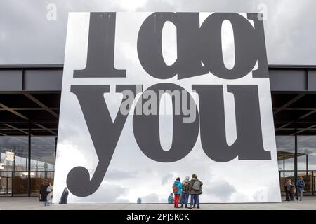 Berlin, Allemagne. 31st mars 2023. Les visiteurs se trouvent devant le lettrage « I Do You », titre de l'exposition de l'artiste italienne Monica Bonvicini, basée à Berlin, devant la Neue Nationalgalerie. Exposée jusqu'à 30 avril 2023, la vision féministe de Bonvicini remet en question et redéfinit l'architecture du modernisme dominée par les hommes. Credit: Julius-Christian Schreiner/dpa/Alay Live News Banque D'Images