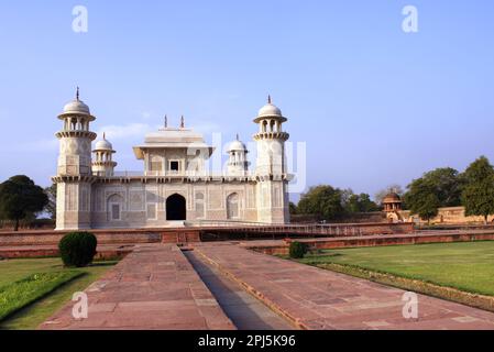 Tombeau d'Itimad-ud-Daul (également connu sous le nom de Little Taj Mahal, boîte aux bijoux, Bachcha Taj), Agra, Uttar Pradesh, Inde Banque D'Images