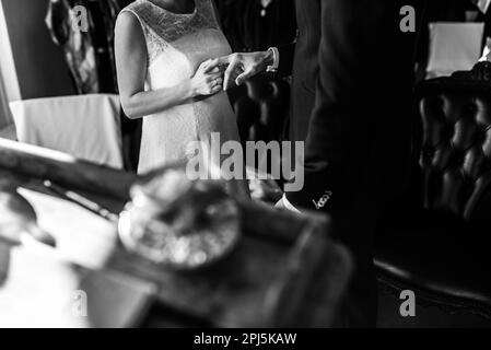 Un heureux couple nouvellement mariés partageant un moment romantique à leur mariage Banque D'Images