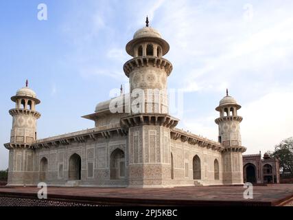 Tombeau d'Itimad-ud-Daul (également connu sous le nom de Little Taj Mahal, boîte aux bijoux, Bachcha Taj), Agra, Uttar Pradesh, Inde Banque D'Images