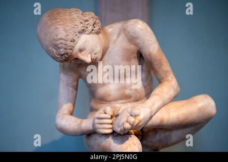 Spinario - Boy à l'épine, sculpture en marbre. 1st siècle avant J.-C. Sur présentation dans la Uffizi. Banque D'Images