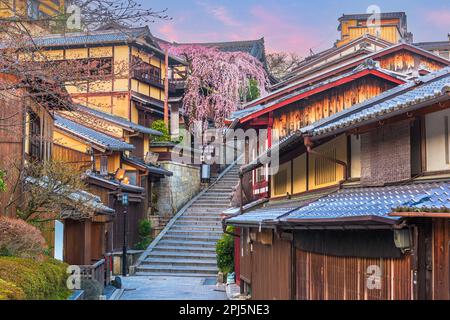 Kyoto, Japon au printemps dans le quartier historique de Higashiyama à l'aube de l'art. Banque D'Images