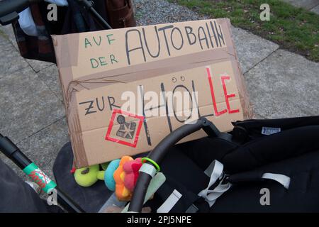 Berlin, Allemagne. 31st mars 2023. Les participants à une démonstration du mouvement vendredi pour l'avenir se tiennent entre autres avec un panneau ' sur l'autoroute à l'enfer ' à l'Invalidenpark. Credit: Paul Zinken/dpa/Alay Live News Banque D'Images