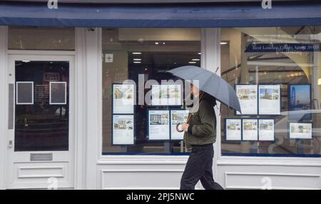 Londres, Angleterre, Royaume-Uni. 31st mars 2023. Un homme passe devant un agent immobilier dans le centre de Londres, alors que les prix de l'immobilier chutent au rythme annuel le plus rapide depuis 2009. (Credit image: © Vuk Valcic/ZUMA Press Wire) USAGE ÉDITORIAL SEULEMENT! Non destiné À un usage commercial ! Banque D'Images