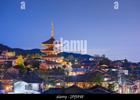 Kyoto, Japon vue sur la ville dans le quartier historique de Higashiyama la nuit. Banque D'Images