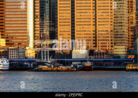 Brooklyn, NY - Etats-Unis - 26 mars 2023 vue horizontale du 1885 grand navire Wavertree amarré en permanence, à l'embarcadère 16 sur la rivière est au lever du soleil. Banque D'Images