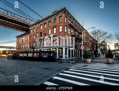 Brooklyn, NY - Etats-Unis - 26 mars 2023 lever du soleil vue sur les bâtiments en briques rouges au coin de Old Fulton Street et Water Street, sous le pont de Brooklyn Banque D'Images