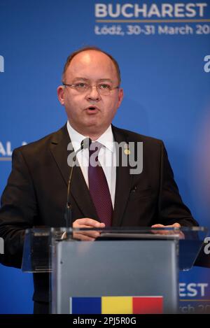 Lodz, Varsovie, Pologne. 31st mars 2023. Le ministre roumain des Affaires étrangères Bogdan Aurescu tient une conférence de presse lors de la réunion ministérielle de Bucarest des neuf (B9) à Lodz (Pologne) sur le 30 mars 2023. Les pourparlers entre les ministres des Affaires étrangères se concentreront sur les questions de sécurité dans la région face à l'agression russe contre l'Ukraine. Des fonctionnaires de l'OTAN et des représentants de la Suède, de la Finlande et de l'Espagne devraient également assister à la réunion. (Credit image: © Aleksander Kalka/ZUMA Press Wire) USAGE ÉDITORIAL SEULEMENT! Non destiné À un usage commercial ! Banque D'Images