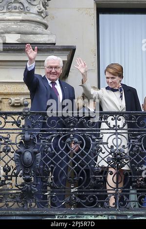 Bundetraesident Frank Walter Steinmeier und seine Ehefrau Elke Buedenbender auf dem Rathaus Balkon am 31.03.2023 à Hambourg. Banque D'Images