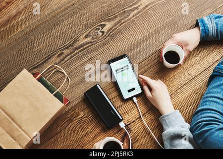 Réservation en ligne. Achats en ligne. Paiement en ligne pour la réservation. Commande de service dans la boutique en ligne à l'aide d'un smartphone. Confirmation de réservation à l'écran. En ligne b Banque D'Images