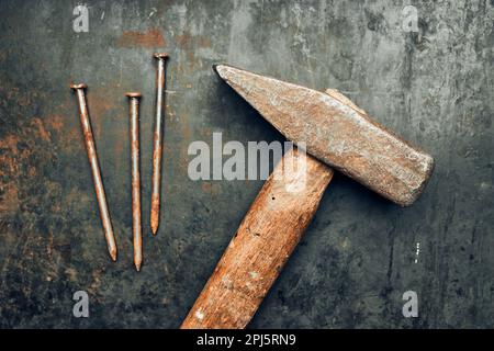 Marteau et clous sur surface en acier. Outils de maintenance. Outils matériels à réparer. Expérience technique avec espace de copie Banque D'Images